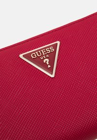Guess LAUREL LARGE ZIP AROUND - Portemonnee - red