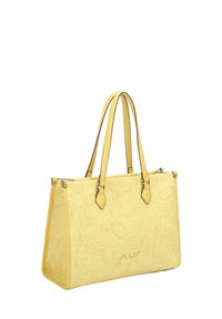 Borsa a tracolla gialla con design a tema viaggio in rilievo, fondo piatto, manici doppi, cuciture a contrasto e una texture in pelle liscia.