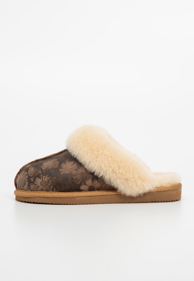 Bruin met bloempatronen slof met beige zachte voering, ronde vorm en platte zool. Zachte textuur en gevoerd voor comfort.