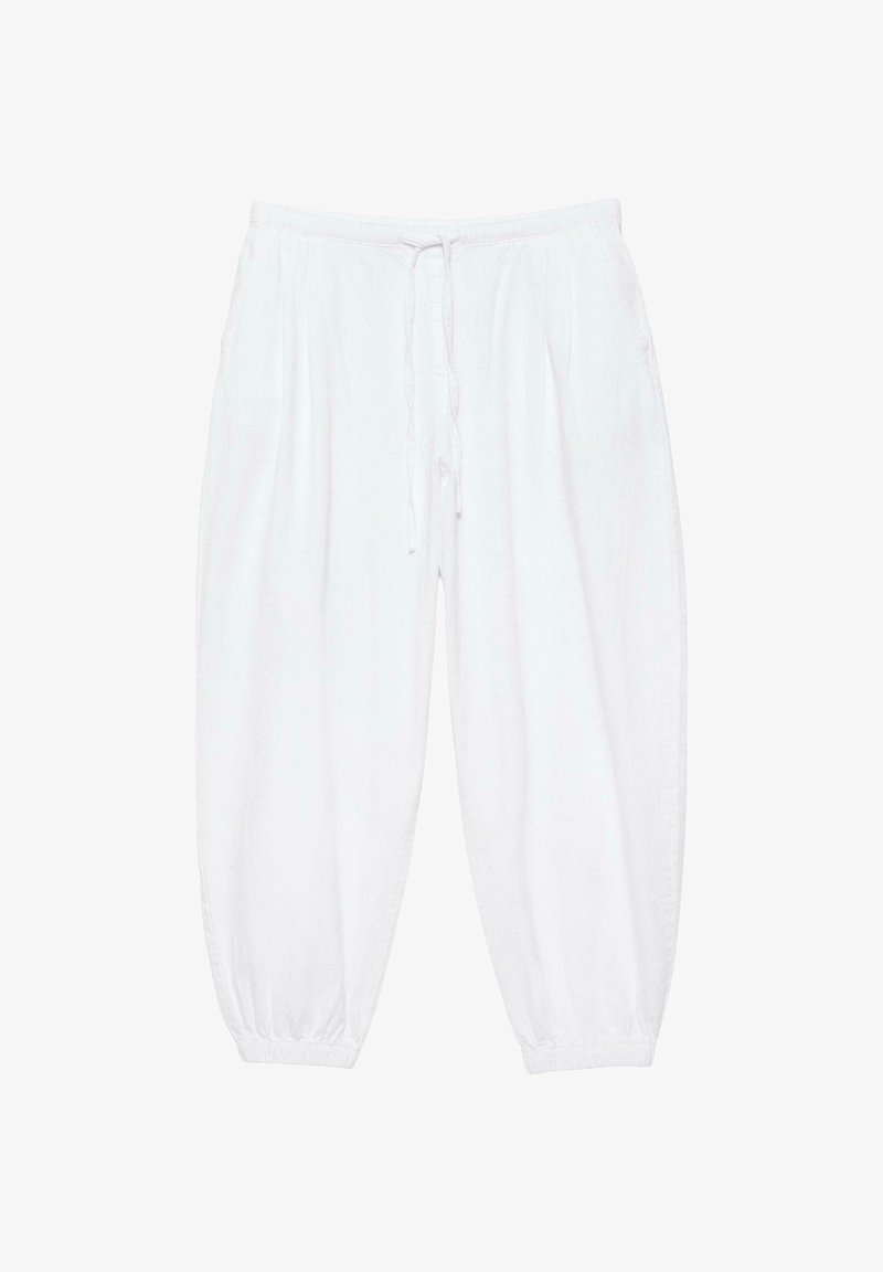 Hvide bukser med løs pasform, elastisk talje, snøre til justering, sidelommer og elastiske manchetter ved anklerne, vist på en ensfarvet baggrund.