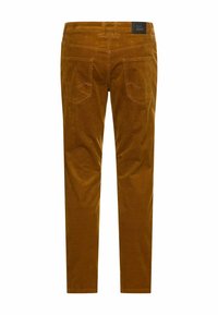 Bruine corduroy broek met slim fit, twee achterzakken en een merklabel op de tailleband. Zachte textuur met verticale ribbels.
