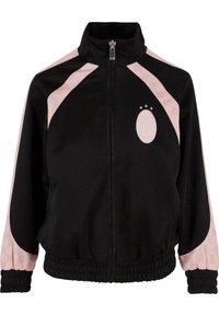 Črna zip-up jakna s roza vzorčastimi poudarki na rokavih, elastičnimi manšetami in robom, ki ima ovalni logotip s tremi zvezdami.