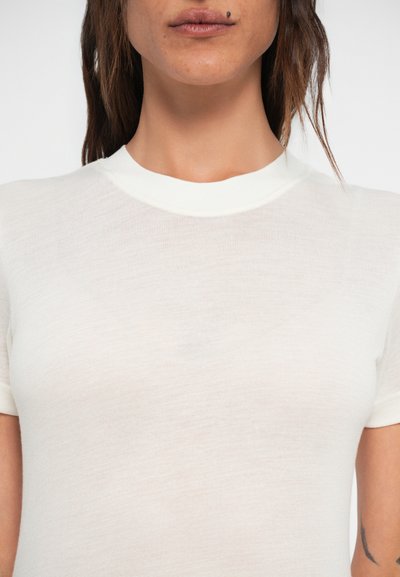 Tricou alb, ajustat, cu mâneci scurte și un guler din material canelat. Țesătura pare moale și ușoară, având o textură ușor translucidă.