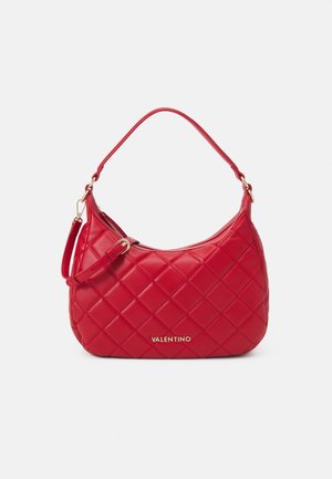 Borsa a tracolla in pelle rossa trapuntata con una forma curva, dotata di una tracolla corta e accessori color oro. Logo visibile sulla parte anteriore.