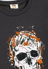 Sudadera negra con cuello redondo que presenta un gráfico de calavera colorido en patrones de pintura salpicada en blanco, verde y naranja.