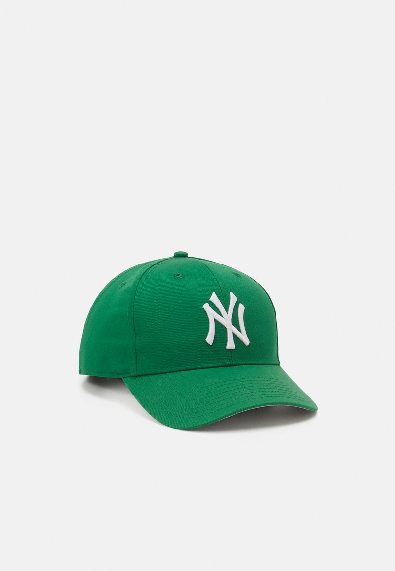 Grøn baseballcap lavet af stof, med et hvidt NY-logo på forsiden, buet skygge og seks-panel design med ventilationshuller.