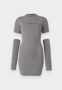 Robe grise à côtes avec manches courtes et longues pièces de bras séparées. Fabriquée en matériau doux et texturé, avec une silhouette ajustée et un col haut.