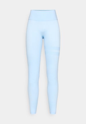 Lyseblå tights laget av elastisk stoff med høy midje. Har en jevn tekstur og et subtilt stripemønster på sidene.