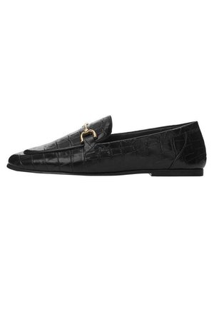Mocassin en cuir noir avec texture crocodile, détail boucle en métal doré, semelle plate et bout pointu.