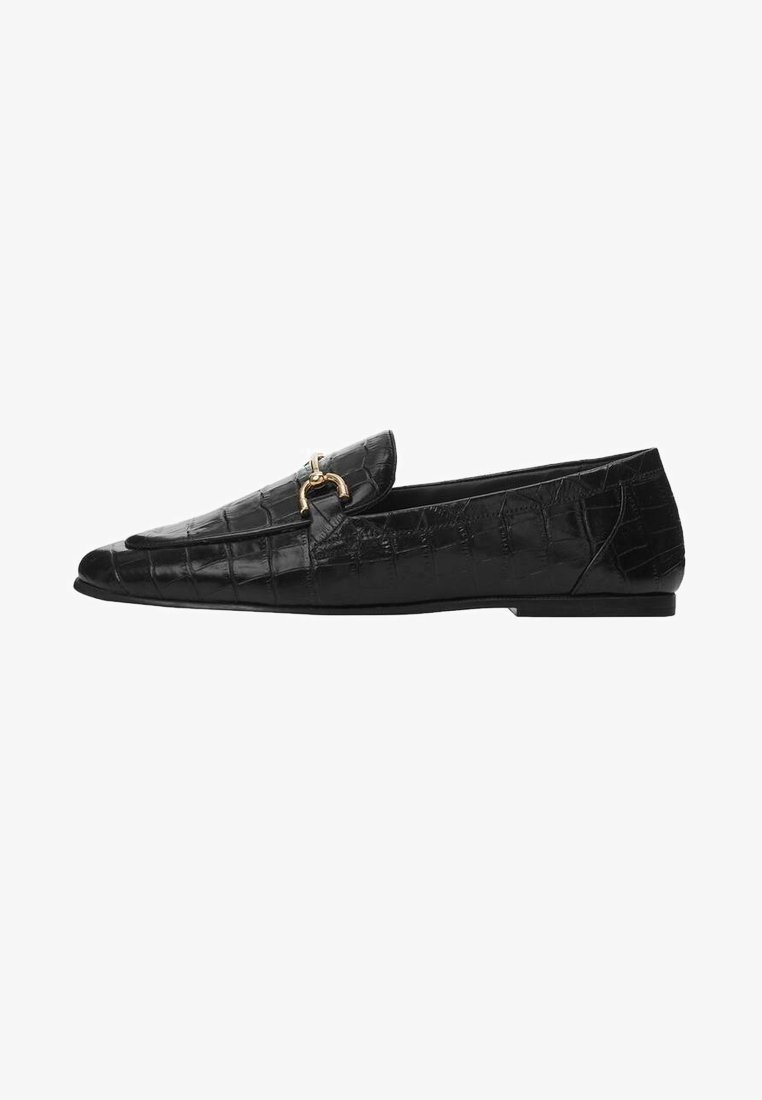 Mocassin en cuir noir avec texture crocodile, détail boucle en métal doré, semelle plate et bout pointu.