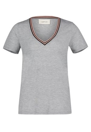 Camiseta gris de manga corta con escote en V profundo y ribete de rayas negras y rosa claro, hecha de tela de punto suave.