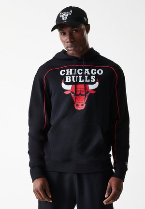 Fekete kapucnis pulóver piros részletekkel, a Chicago Bulls grafikájával. Kenguruzseb, zsinóros kapucni és bordás mandzsetta. Fekete nadrággal párosítható.