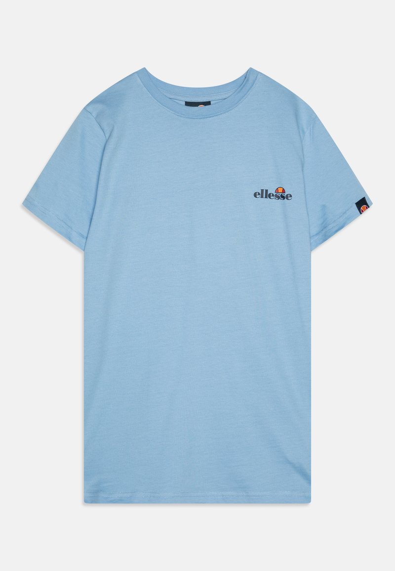 Gaiši zils īsām piedurknēm T-krekls no kokvilnas, ar mazu melnu logotipu uz kreisās krūts un kontrastējošu logotipa birku uz piedurknes.