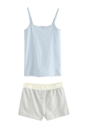 Hellblaues Baumwoll-Camisole mit dünnen Trägern und einer Schleifendetail; graue Baumwollshorts mit einem cremefarbenen elastischen Bund und Knopfakzenten.