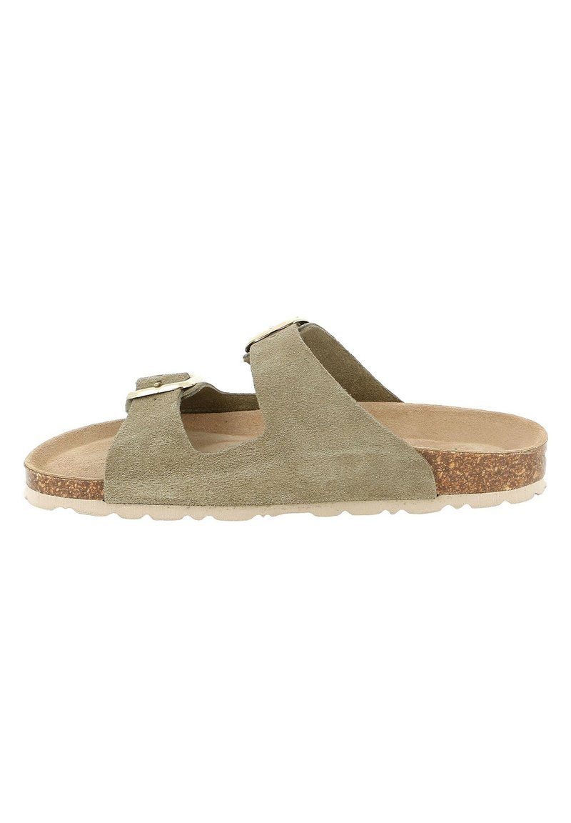 Sandal in camoscio verde oliva con due cinturini regolabili, soletta in sughero e suola in gomma testurizzata. Design con punta e retro aperto.