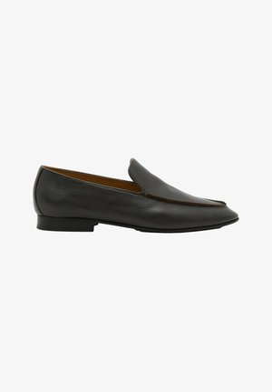 Mocassino nero in pelle slip-on con tacco basso e finitura liscia, mostrato di profilo su sfondo bianco.