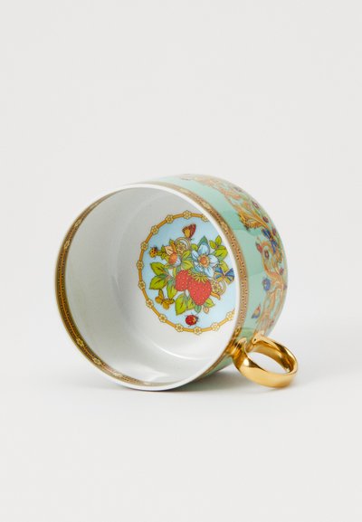 Keramiktasse mit türkisfarbener Außenseite, goldenen Akzenten und floralem Innenmuster mit Erdbeeren und Schmetterlingen, runde Form, glatte Oberfläche.