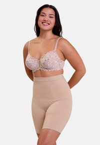 Lace bralette in het nude met golvende rand en verstelbare bandjes, gecombineerd met hoogsluitende shaping shorts in het nude met een gladde textuur.