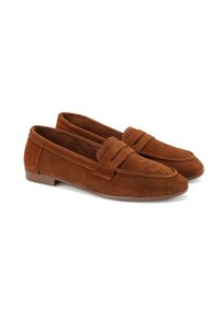 Bruine suède loafers met een gladde textuur, voorzien van een gestikte zadelontwerp en een lage gestapelde hak voor comfort.