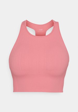 Soutien-gorge de sport rose à côtes avec un encolure haute et un dos nageur. Fabriqué en tissu extensible pour le confort et le soutien. Sans matériel visible.