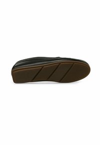 Chaussure en cuir noir avec un dessus lisse et une semelle en caoutchouc. La semelle présente trois rainures diagonales et un motif texturé pour l'adhérence.