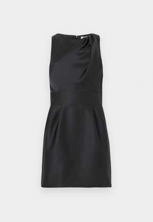 Μαύρο σατέν κομψό φόρεμα χωρίς μανίκια με ρυτιδωτή λεπτομέρεια σε έναν ώμο και εφαρμοστή ζώνη στη μέση, παρουσιάζεται σε λευκό φόντο.