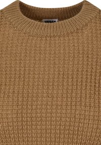 Pull marron en maille à col rond avec texture gaufrée et étiquette Urban visible à l'intérieur du col.