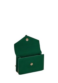 Clutch in pelle verde con una texture liscia, dotata di chiusura a patta e un unico scomparto interno. Accenti in hardware tono oro.
