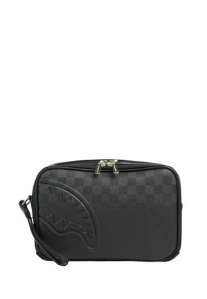Bolso de mano rectangular negro con textura, doble cremallera, diseño de boca de tiburón en relieve en la parte delantera y correa para la muñeca en el lado izquierdo.