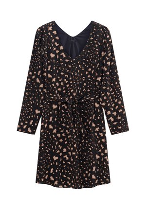 Zwarte jurk met lange mouwen, V-hals, ceintuur in de taille, met een lichtbruine dierenprint verspreid over de stof. Zachte textuur van de stof.