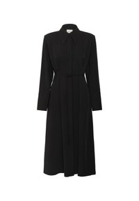 Robe midi noire à manches longues avec col pointu, boutons cachés à l'avant et fine ceinture nouée à la taille sur fond blanc.