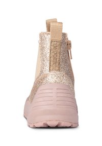 Glittriga beige anklar med en strukturerad glittrig baksida, slät rosa sula och dubbla dragflikar för enkel påtagning. Har förstärkt sömnad.