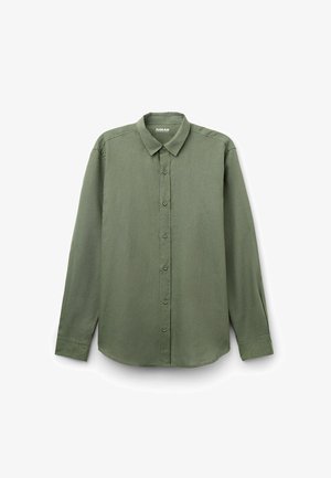Oliwkowa koszula z długim rękawem, z wygiętym kołnierzykiem, zapięciem na guziki z przodu i lekko zaokrąglonym dołem. Miękki, teksturowany materiał.