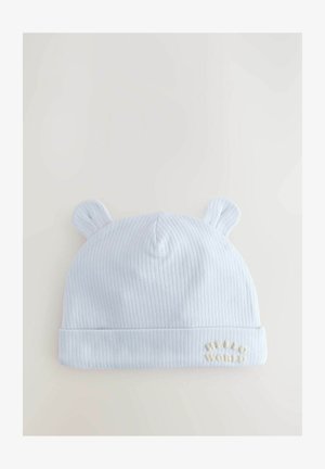 Šviesiai mėlyna stačiakampė megzta kepurė, turinti mažas lokio ausytes ir sulenkto krašto detalę su išsiuvinėtu užrašu "SVEIKAS PASAULI" kremine spalva.