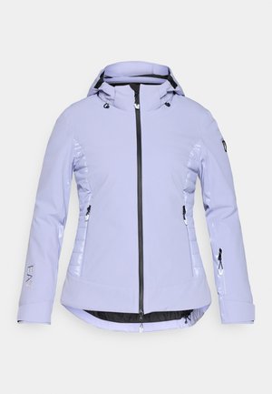 Casaco isolante de cor lilás claro com capuz, fecho preto, bolsos laterais e detalhes brilhantes nos ombros. Apresenta uma barra ligeiramente evasé. Eu.