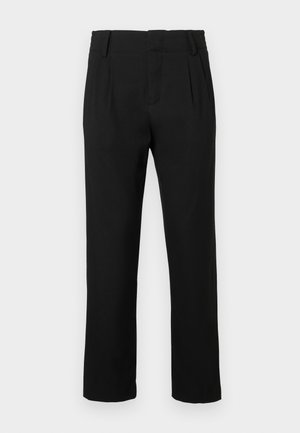 Schwarze gerade geschnittene Hosen mit Gürtelschlaufen, seitlichen Taschen und vorderen Falten, vor einem schlichten weißen Hintergrund präsentiert.