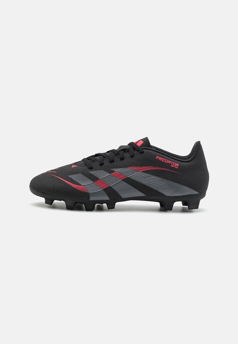 Chausseurs de soccer noires avec un empeigne synthétique texturée, des accents gris et rouges, un design épuré et six pointes coniques pour une traction optimale.