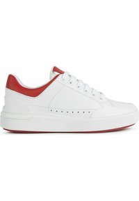Bílé kožené tenisky s červenými akcenty, texturovaný povrch, kulatá špička a šněrování. Mají nízký profil a perforované detaily na boku.