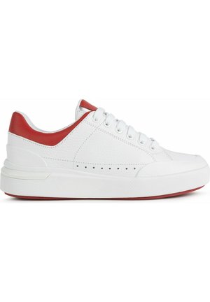 Witte leren sneakers met rode accenten, een ge textured oppervlak, een ronde neus en veters. Heeft een low-profile ontwerp en geperforeerde details aan de zijkant.