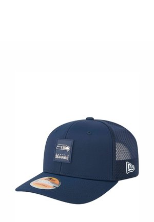 Casquette de baseball bleue marine avec dos en maille, visière courbée et un écusson logo des Seattle Seahawks à l'avant. Ajustement réglable avec des détails de couture.