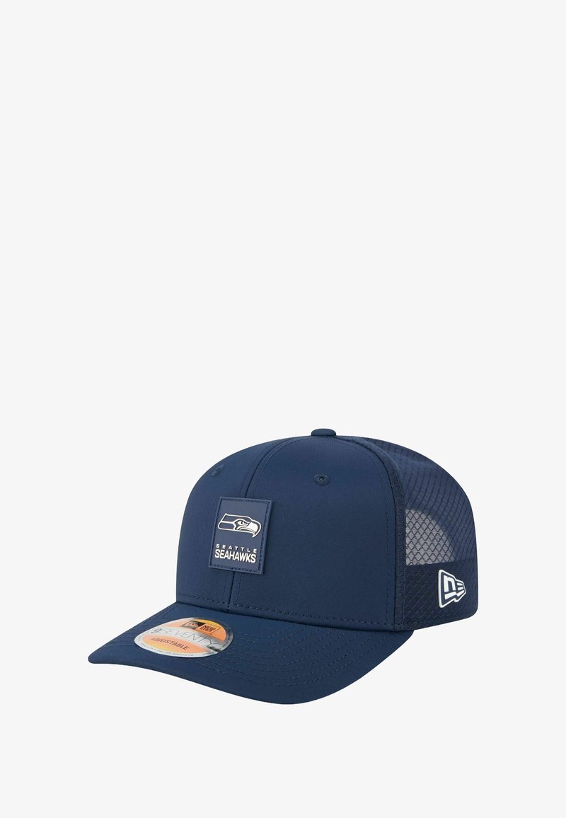 Casquette de baseball bleue marine avec dos en maille, visière courbée et un écusson logo des Seattle Seahawks à l'avant. Ajustement réglable avec des détails de couture.