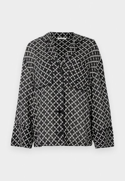 Cămașă în colorit alb-negru cu model, cu guler, buzunare frontale și nasturi. Prezintă un design geometric în cruce pe un material ușor.