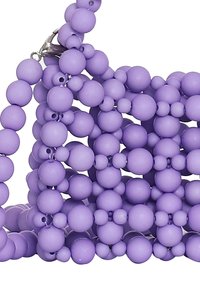 Collana di perline viola con perle opache, lisce e rotonde di varie dimensioni, disposte in modo intricato con un gancio metallico.