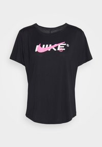 Camiseta negra de manga corta hecha de tela suave, con un gran logo de Nike en rosa y blanco en el pecho y un cuello redondo.