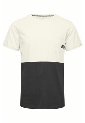 Majica kratkih rukava s gornjom polovinom u svijetlosivoj boji i donjom polovinom u tamnosivoj boji. Ima džep na lijevoj strani grudi i dizajn s okruglim izrezom.