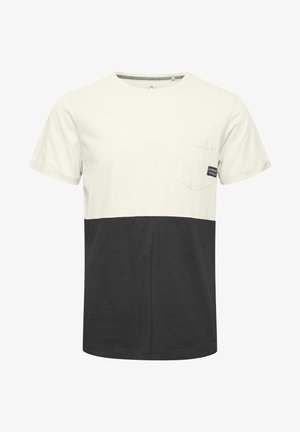 Majica kratkih rukava s gornjom polovinom u svijetlosivoj boji i donjom polovinom u tamnosivoj boji. Ima džep na lijevoj strani grudi i dizajn s okruglim izrezom.