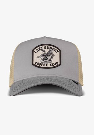 Grå cap med en flad skygge og beige netbag. Har et patch med "Lazy Sunday Coffee Club" og en illustration af en kaffekop.