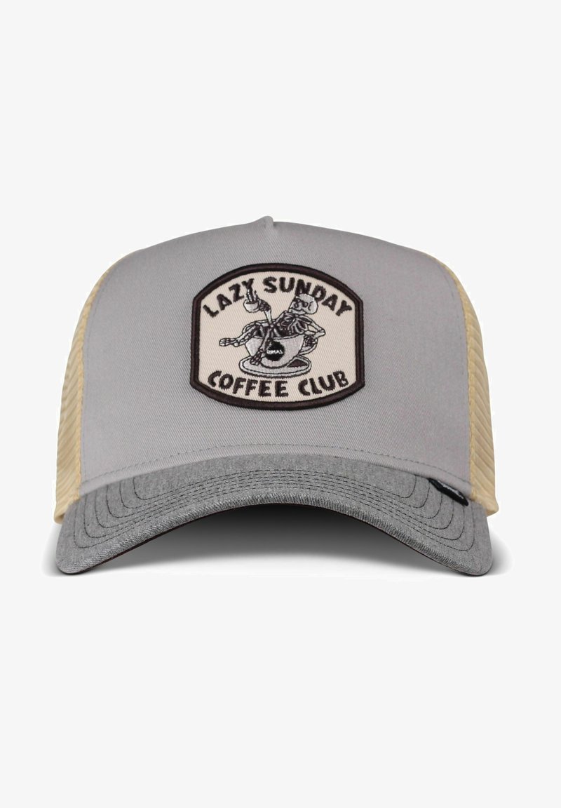 Szürke sapka lapos karimával és bézs hálós hátsó résszel. A "Lazy Sunday Coffee Club" felirattal ellátott folt és egy kávés csésze illusztrációja található rajta.