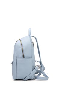 Zaino in pelle blu chiaro con finitura testurizzata, dotato di un principale scomparto con zip, una tasca frontale e spallacci regolabili.