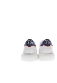 Scarpe sportive bianche con tomaia in pelle texture, accentuazione del tallone a onda blu navy e dettaglio ricamato "SINCE 1890". Suola in gomma.